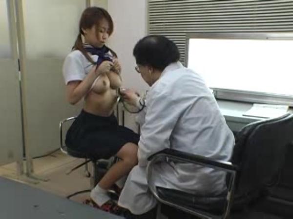 美巨乳を晒して診察を受けるJK
