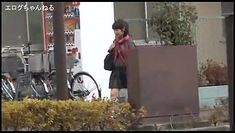 道を歩いているポニーテールの女子校生