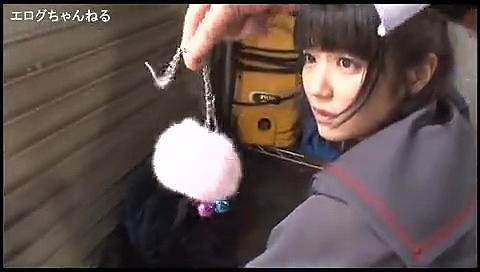 可愛いポンポンのついた手錠の鍵