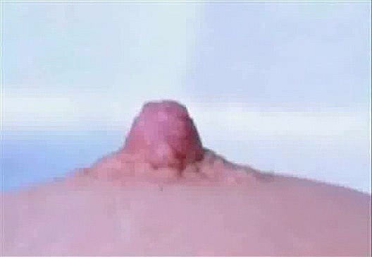 AV女優の乳首突出状態