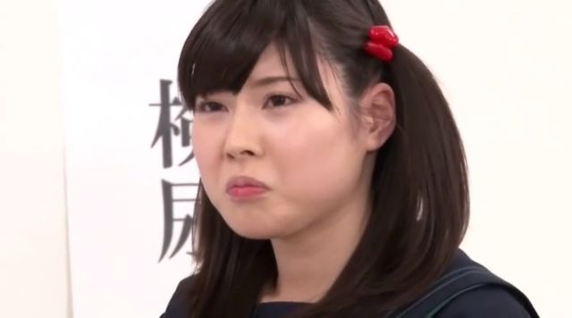 健康診断の尿検査でみんなの前でおしっこする事を強要されて泣きそうな表情になるJC 彩城ゆりな