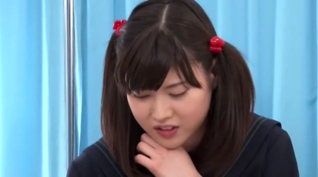 公開検尿でみんなの前でおしっこをさせられて羞恥的な表情をみせるJC 彩城ゆりな