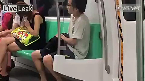 カバンで隠しながらズボンの中に手を入れる男性