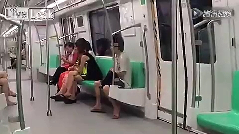 足もビクンビクンと小刻みに動かす男性