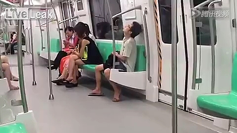 上を見上げてイッてしまう男性