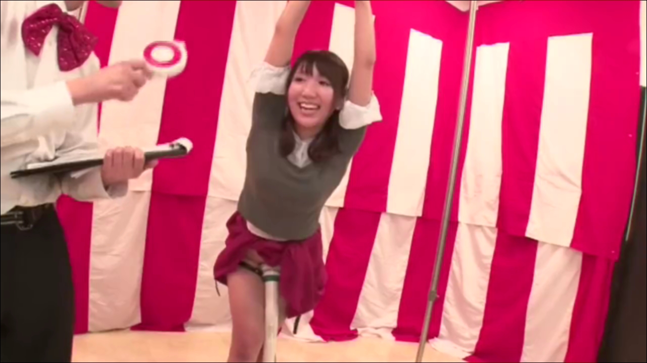 なんとか答えようとする素人娘