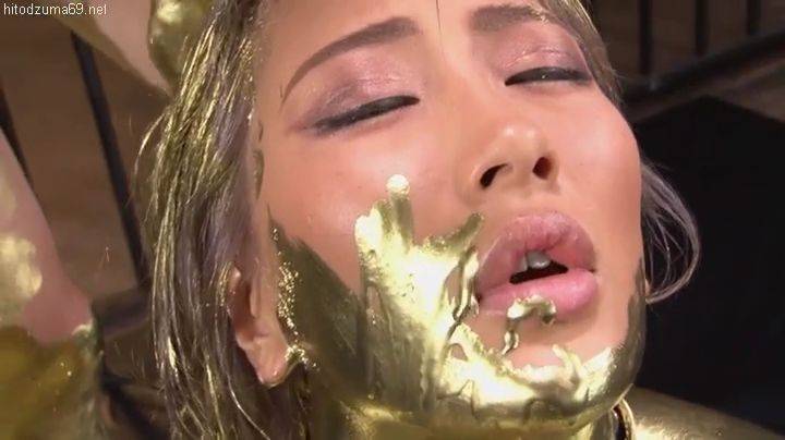 髪の毛にまで金粉を塗られてしまった黒ギャル女優AIKA