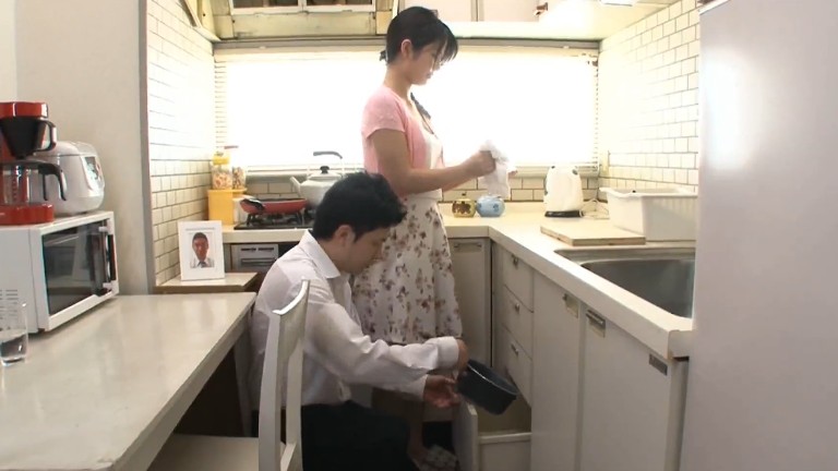 台所で母の手伝いをする息子
