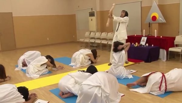 法要中の神父と信者たち