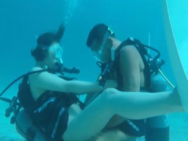 スキューバーダイビングしながら海中でセックスしようとする水野朝陽