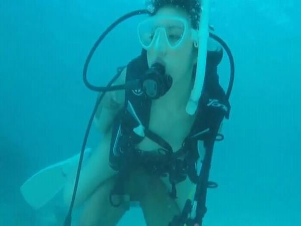 スキューバーダイビングしながらバックで挿入される水野朝陽