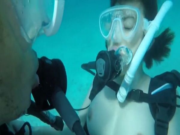 スキューバーダイビングしながらおっぱい丸出しでセックスする水野朝陽