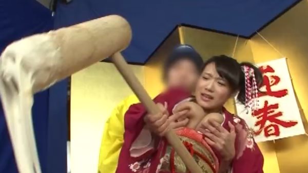 おっぱいを弄られながら餅つき