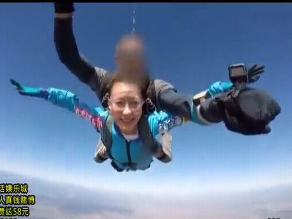 上空4000メートルからスカイダイビングする波木はるか