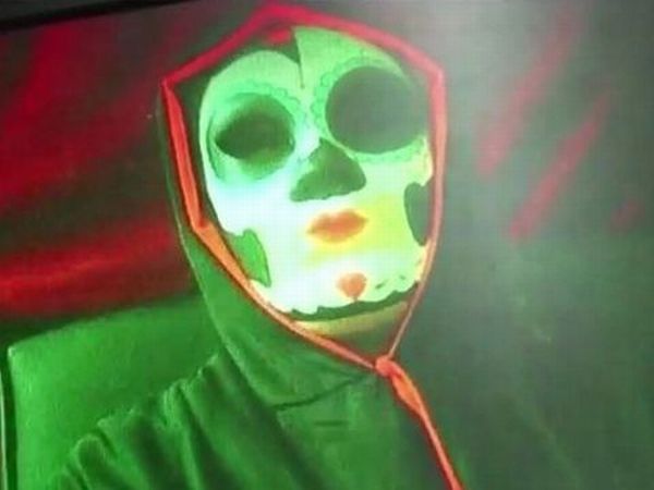 母と息子が監禁された檻に設置されたモニターに突然映った謎の男
