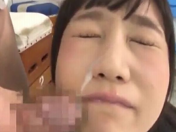 顔射されて顔をしかめるブルマー姿の女子校生 星奈あい