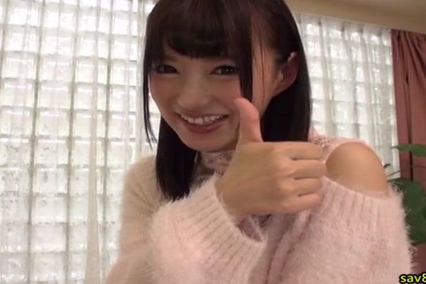 完成した騎乗位専用椅子の前で満足げな表情のAV女優 波木はるか