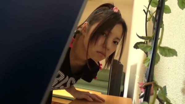 盗撮カメラを設置する少女