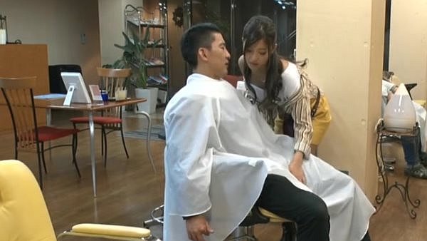 お客のチ●ポを弄る痴女美容師