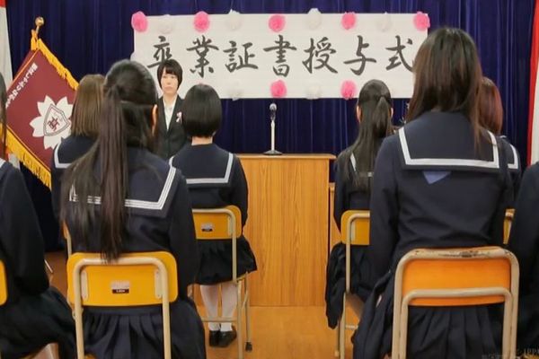 都立しゃぶりながら●校で卒業式を迎えた女子校生たち 戸田真琴 栄川乃亜 石川祐奈 美咲ヒカル 白井ゆずか