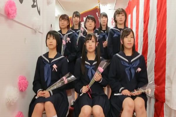 都立しゃぶりながら●校の卒業式で合唱する卒業生の女子校生たち 戸田真琴 栄川乃亜 石川祐奈 美咲ヒカル 白井ゆずか