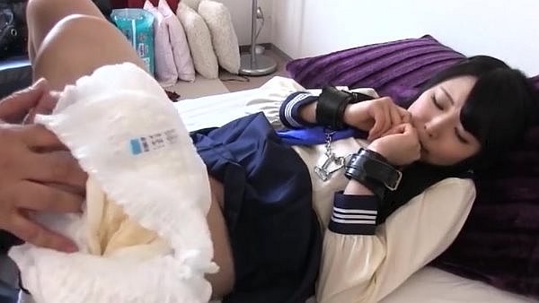 おむつで放尿させる