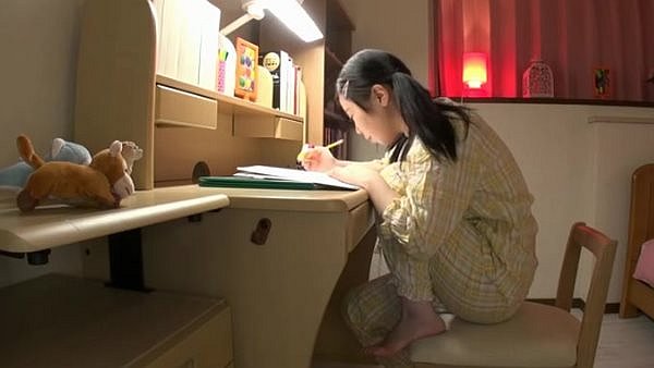 真面目に勉強するロリ
