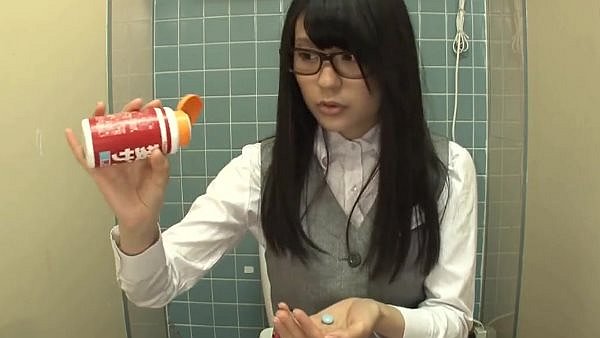 サプリを摂取する気弱なOL