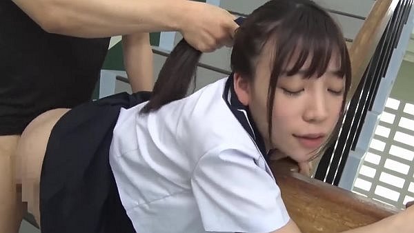 階段でハメられる女子校生