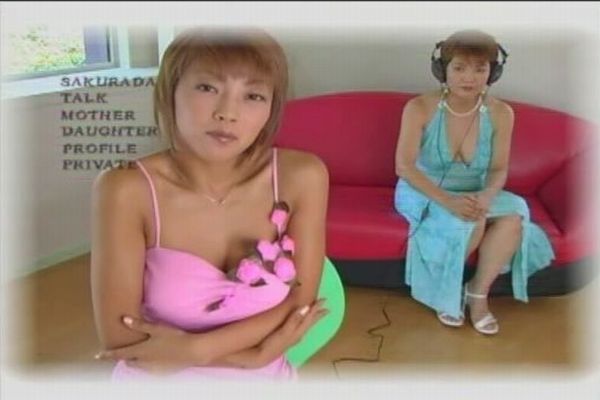 母親との親子丼セックスに挑戦するAV女優 桜田さくら
