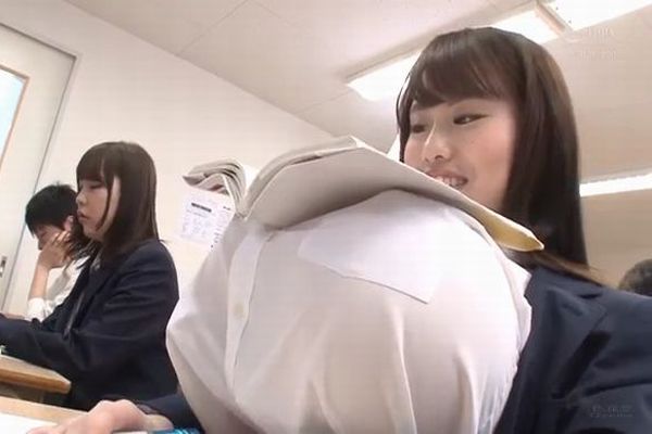 兄が発明した爆乳化アイテムでZカップになって学校で授業を受けている妹 相沢夏帆