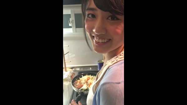 お母さんの代わりに晩御飯を作る妹