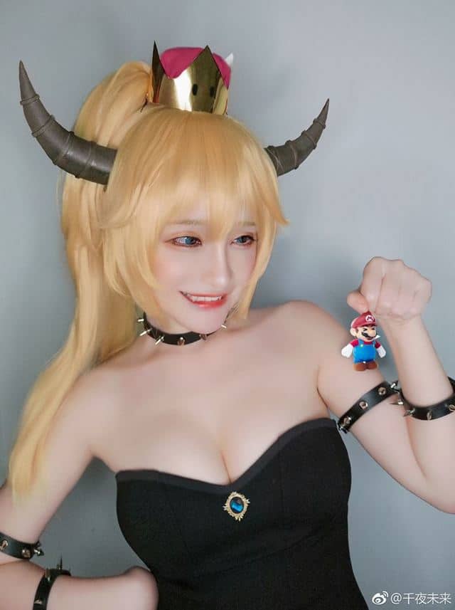 中国人の美少女コスプレイヤーがクッパ姫のコスプレで谷間アピール 千夜未来