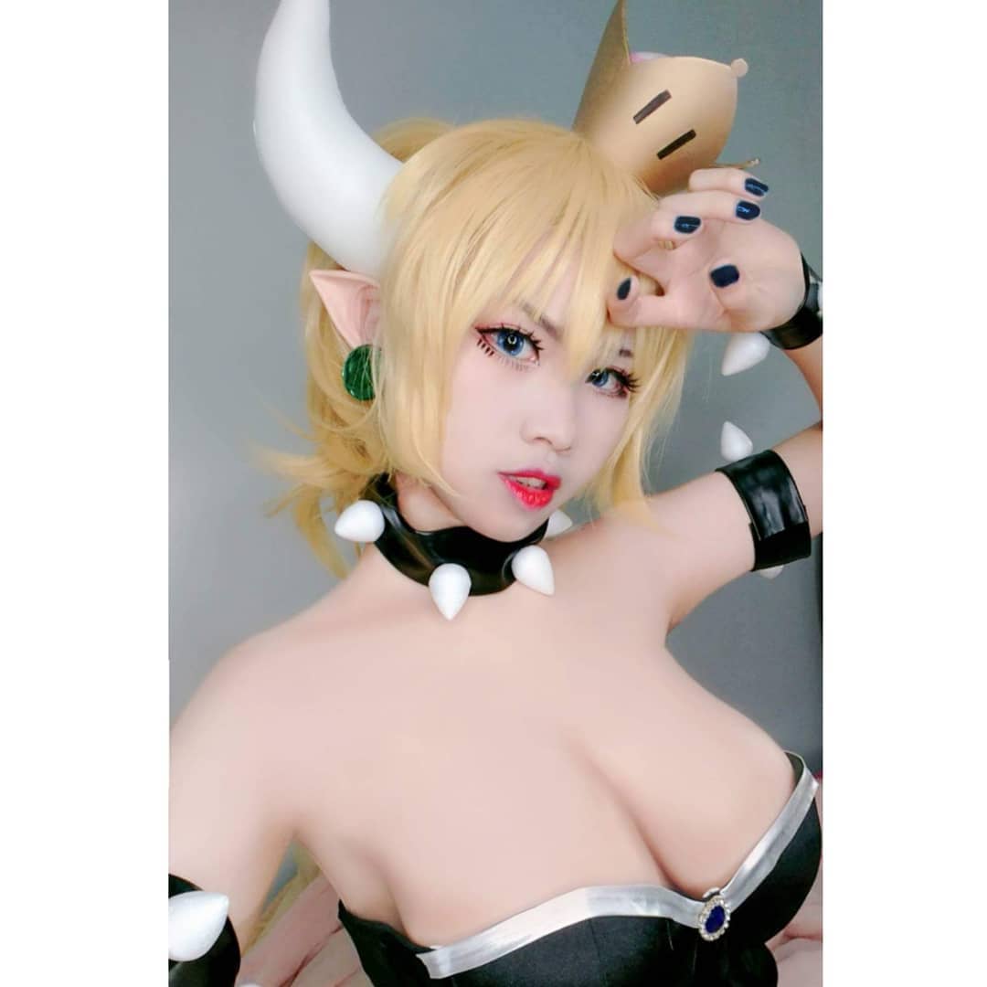 美肌で爆乳の日本人コスプレイヤーによる乳首が見えそうなクッパ姫の過激コスプレ