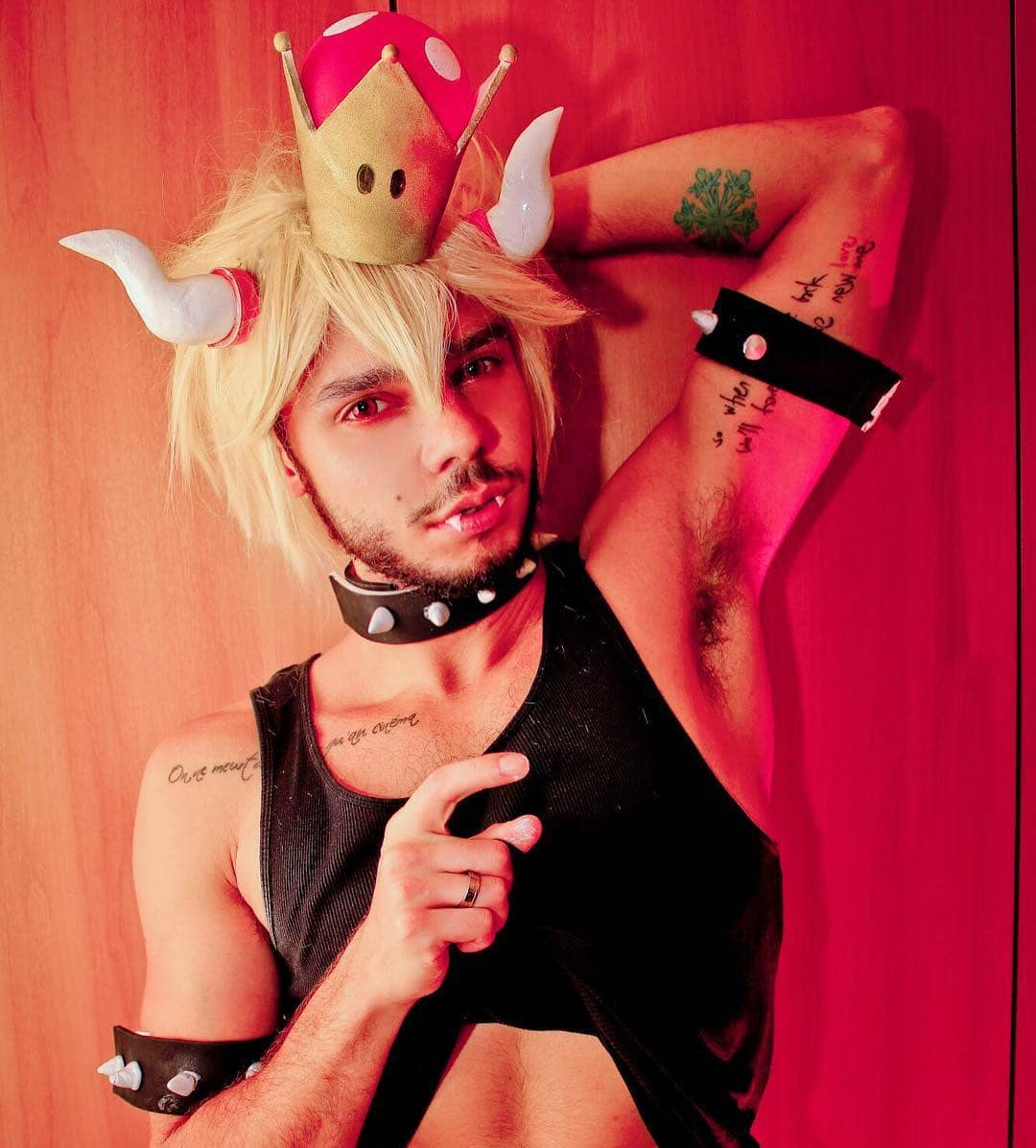 クッパ姫のコスプレをしたイケメン女装コスプレイヤー