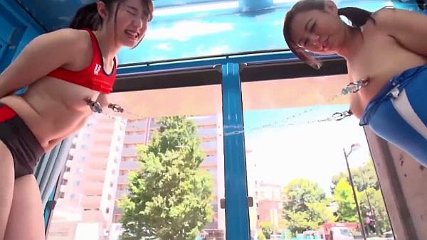 用具を変えて乳首綱引き