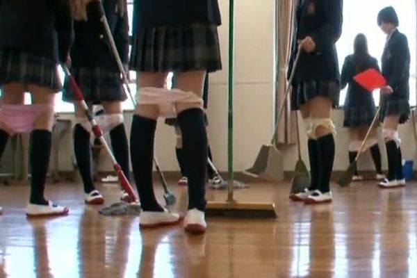 パンティを膝下まで下げたまま教室を掃除している女子校生たち