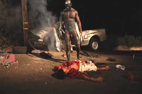 全裸のゲイゾンビが血まみれのけが人に襲いかかる閲覧注意ホモ動画 L.A. ZOMBIE