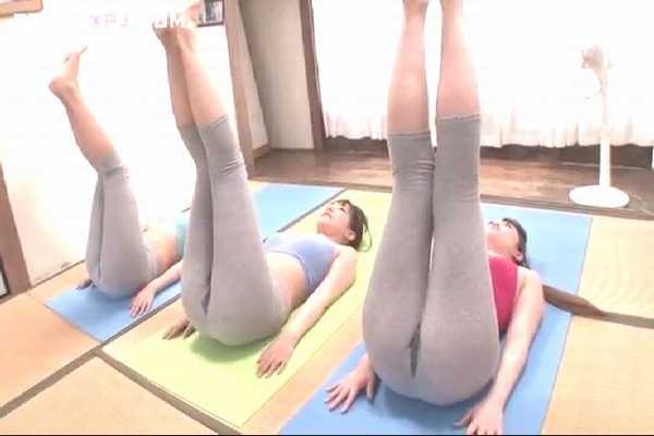 レギンス姿でストレッチをしながら股間に愛液の染みを作ってしまうヨガインストラクターたち 松岡香純 明海こう 小泉まり 佐々波りの width=