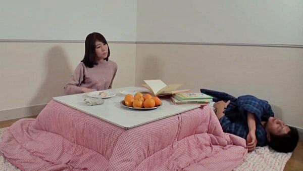 お餅を食べてコタツで横になる息子（氷崎健人）