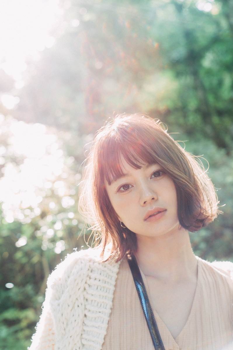堀北真希の妹であるアイデザイナーのNANAMIが写真集を発売