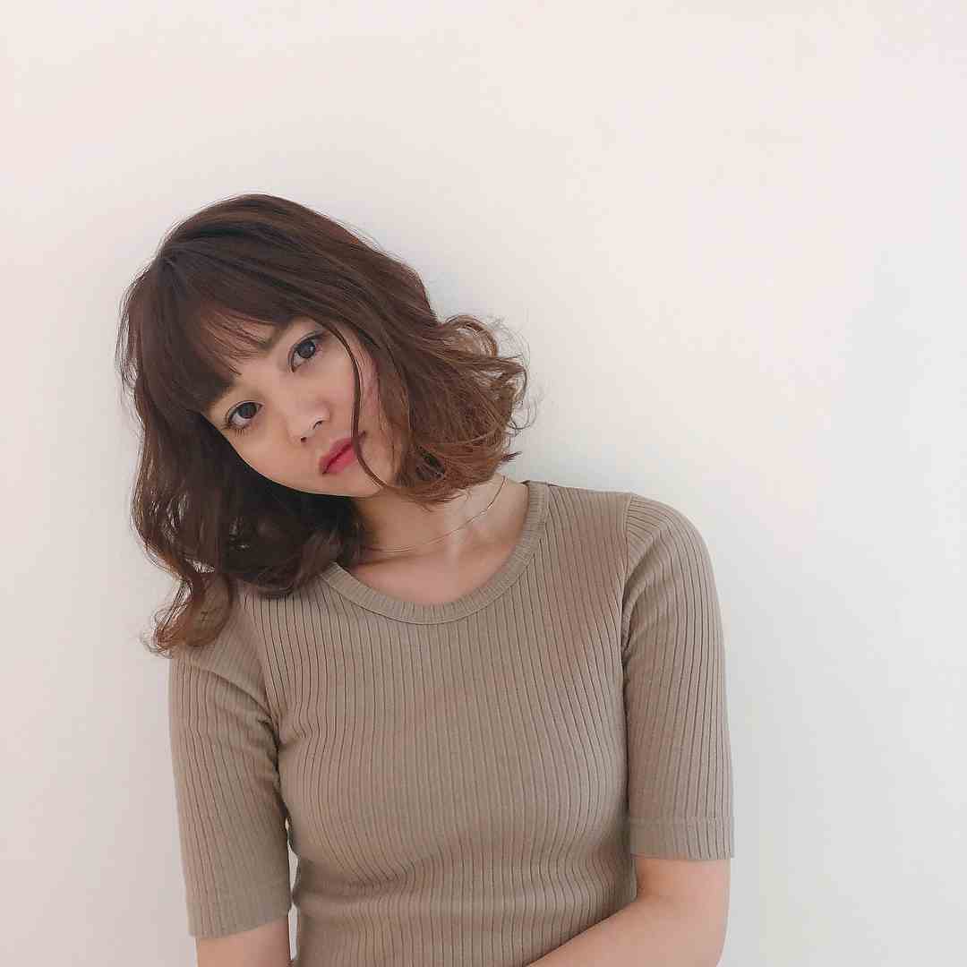 堀北真希に激似で妹疑惑のあるファッションモデルNANAMIがInstagramで披露したおっぱい強調セーター姿