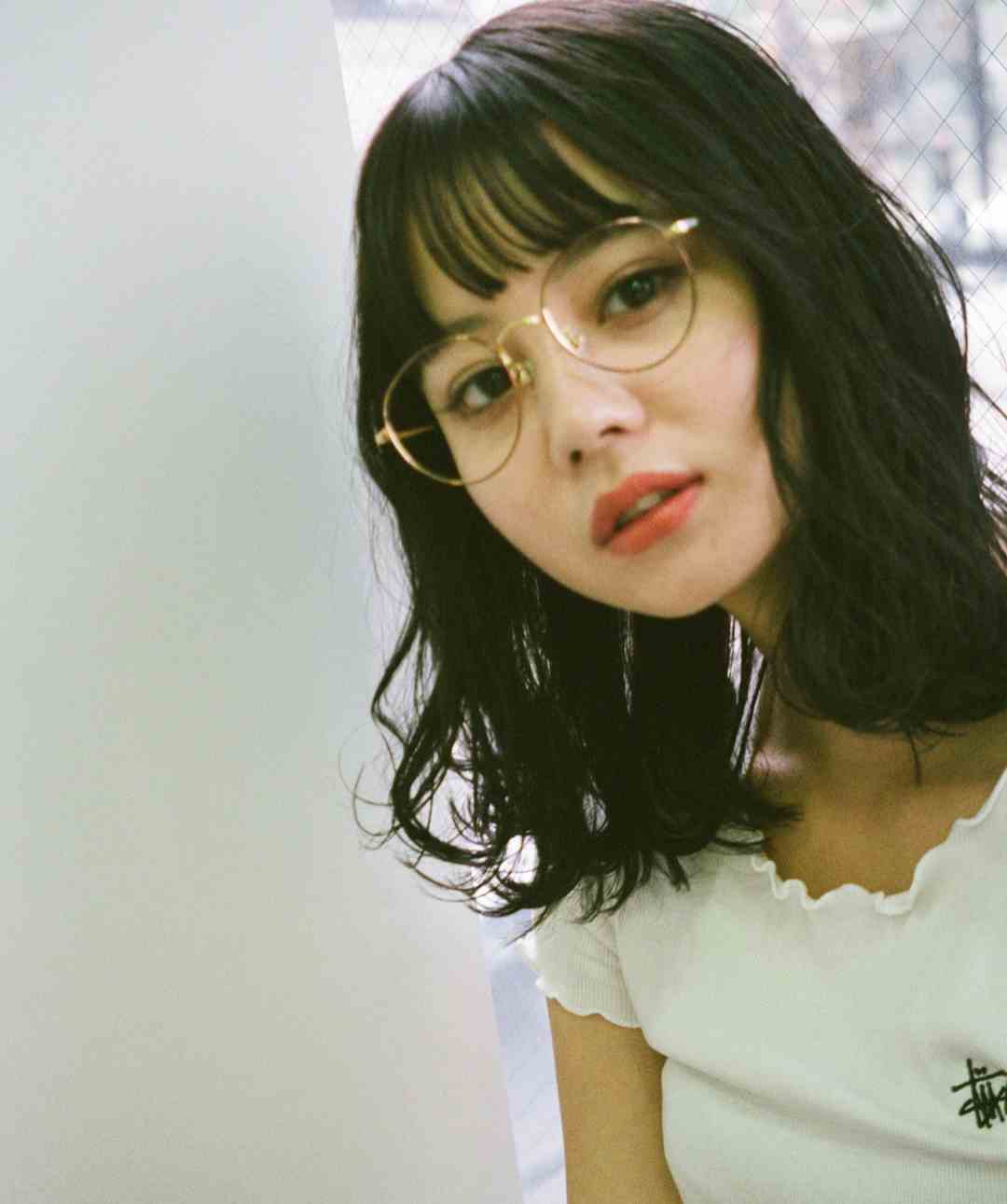 堀北真希の妹であるファッションモデルのNANAMIが可愛すぎるメガネっ娘ショットをInstagramで公開