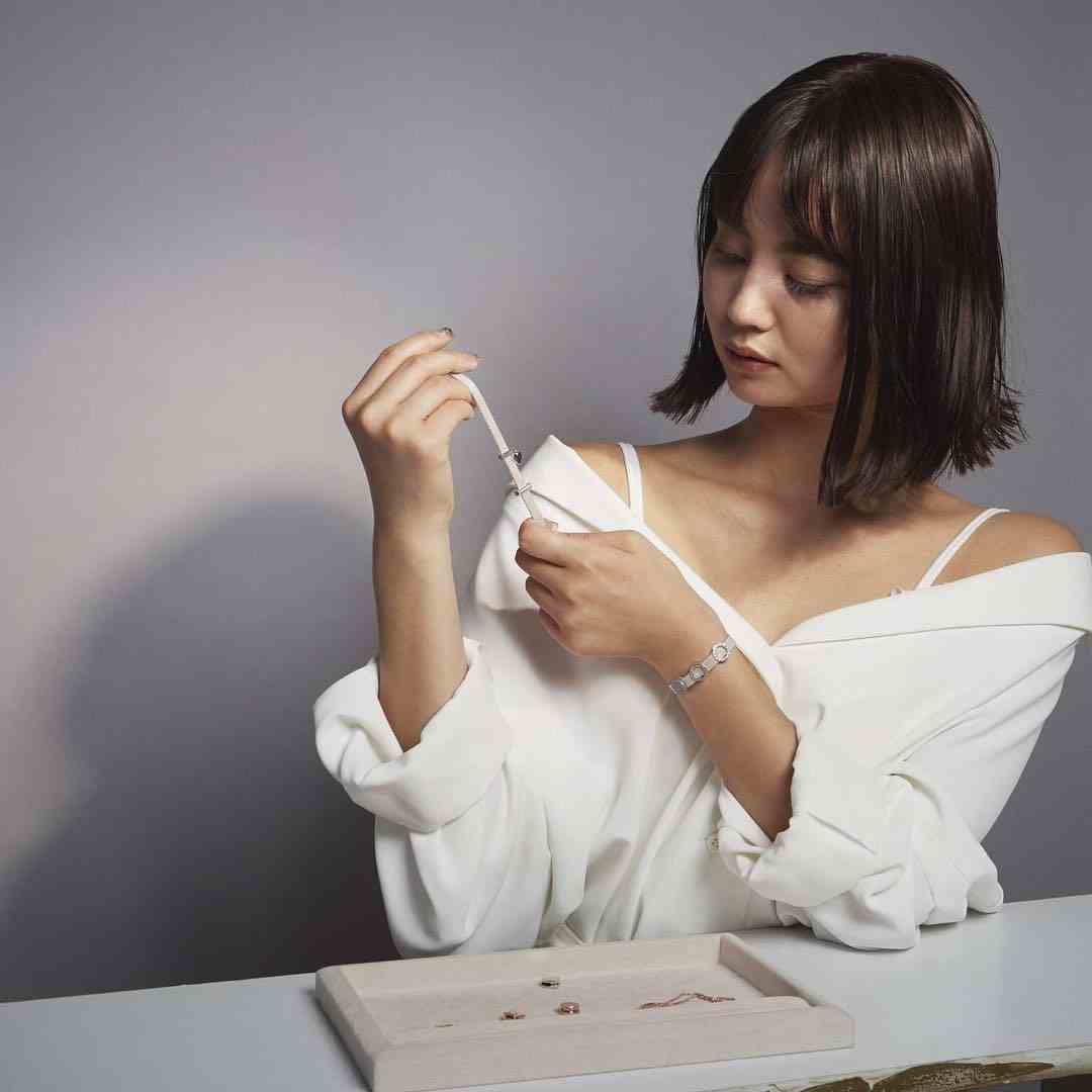 堀北真希の妹NANAMIがブラ紐が丸見えのセクシー写真がエロい