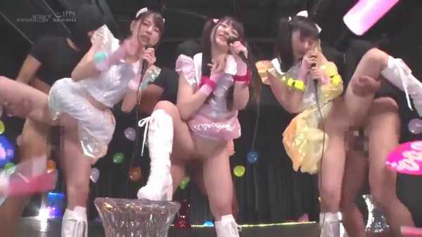 立ちバックでハメられているのに無反応でライブで熱唱するアイドルたち 神坂ひなの あおいれな 桃尻かのん