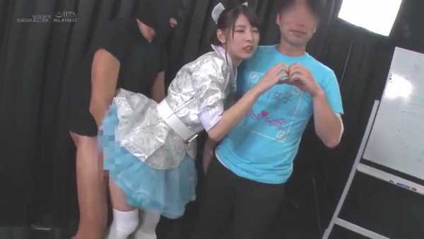 立ちバックでハメられながらファンとチェキを撮っているのに誰も気づかない無反応セックスがシュール 神坂ひなの あおいれな 桃尻かのん