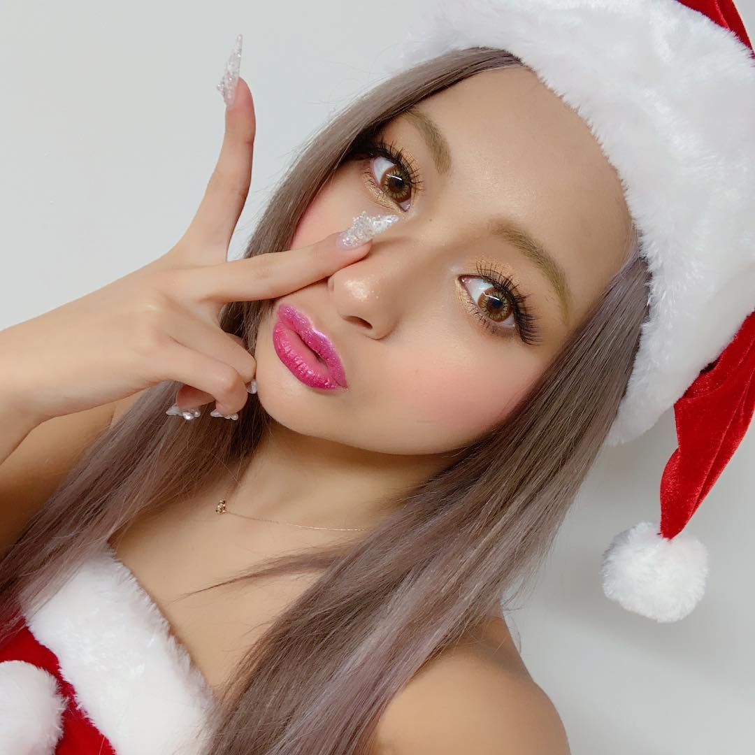サンタコスプレをして自撮りする黒ギャルモデルのゆきぽよ