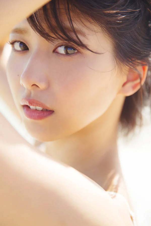髪を手で掻き上げるセクシーな欅坂46渡邉理佐