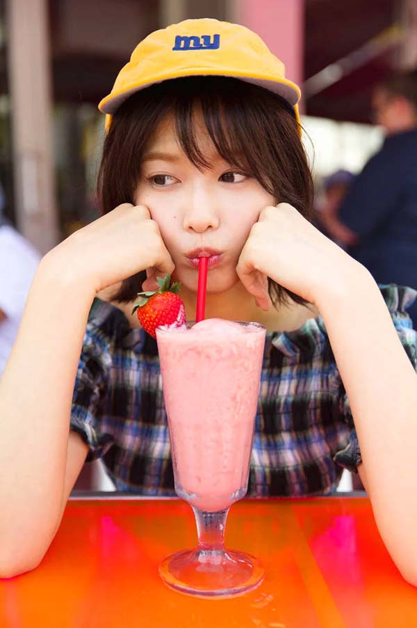 ストロベリーシェイクを飲む欅坂46渡邉理佐
