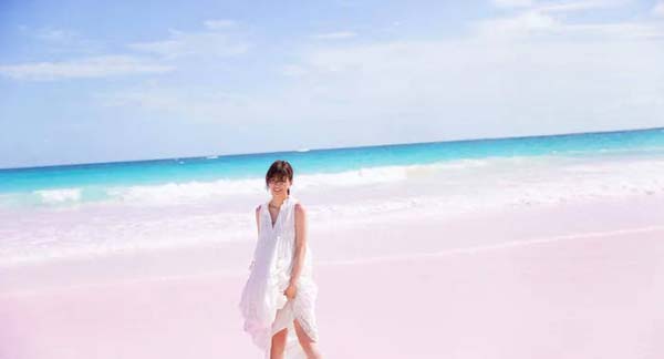 砂浜の上で笑顔の欅坂46渡邉理佐